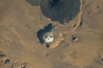 NASAが公開した、サハラ砂漠に見つかった「巨大ドクロ」　その真相とは