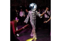 着用したら目立つこと間違いなし！　ディスコ型ヘルメットに熱視線