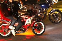 公園にバイクが30台侵入…　芝生にも乗り入れ住民が憤り「とても悪質」