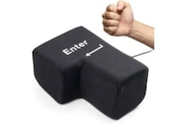 殴ってOK！　「巨大エンターキー枕」がストレス社会の救世主すぎる。
