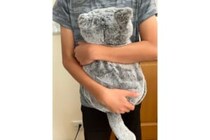 まるで本物の猫を抱いているみたい…！　身も心も温まる猫型湯たんぽ