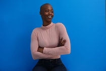 髪を剃る女性たち、手にした自己肯定・自由・連帯　海外で広がるムーブメント