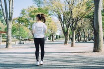 「後ろ歩き」で脳と体を刺激　専門家が教える、驚きの効果と簡単な始め方
