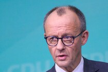 移民問題を語りにくいドイツ　首相の「都市景観」発言、プールの啓発ポスターが波紋