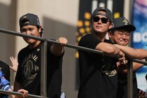 そんなに力強く…！　山本由伸の腕をブンブンする大谷翔平が目撃される