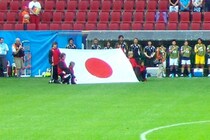 サッカー北朝鮮代表選手が日本代表選手にハイタッチでグーパンチ？　「めっちゃ殴っているぞ！」