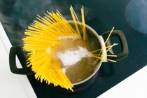 完璧なパスタのゆで方　中性子とX線で解明した鍵