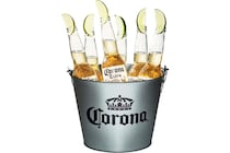 酒が好きなら？　オリジナルバケツ付きのコロナ・エキストラを楽しもう！