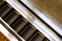 エスカレーターの故障に気づかない女性　その理由に「自分だったら恥ずかしい」