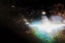 宇宙誕生から3億年後　定説を覆す銀河を発見