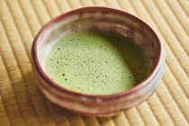 緑の粥？ エンドウ豆スープ？ 抹茶を初めて口にした西洋人はどう思ったのか