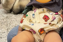 「やっと寝た」　子供の後ろで繰り広げられていた光景に9万人「なんだかシュール！」