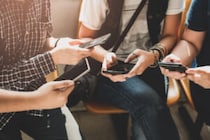 世界で広がる10代SNS規制　豪州が先導、欧米が追随　日本はどうする