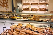 スイス発「前日パン」再販店が広がる　食品ロス削減の新モデル