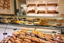 スイス発「前日パン」再販店が広がる　食品ロス削減の新モデル