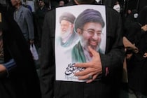 異例のモジタバ師選出　「戦時人事」に見るイランの権力構造