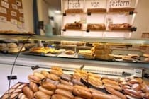 スイス発「前日パン」再販店が広がる　食品ロス削減の新モデル