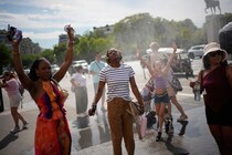 記録的熱波のフランス、人が殺到したのは？　昔ながらの涼アイテムも人気上昇
