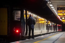 英鉄道運転士、劣悪なトイレ環境でスト検討　ボトルに排尿、水分控える人も