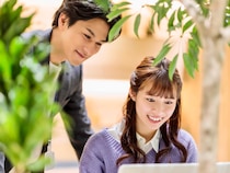 些細なミスをすかさずフォローしてくれる。これって男性の「本命サイン」？