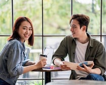 好意のサインと間違えやすい！男性が“社交辞令”でやりがちな行動３選