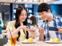 「なんで私だけ？」男性が本命女性にだけ見せる“からかい”の心理