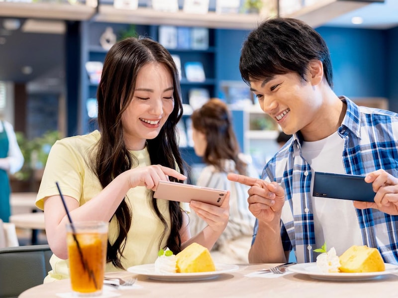 「なんで私だけ？」男性が本命女性にだけ見せる“からかい”の心理