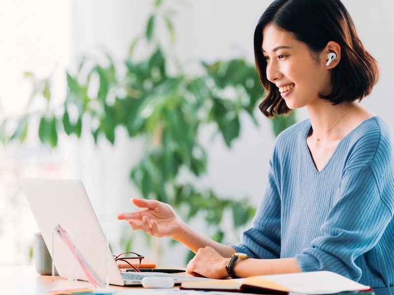 画面越しでも恋は芽生える？リモートワークでモテる女性の「特徴」