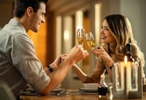 下心丸見えなんだけど…浮気しがちな男がよく使う「口説きテク」って？