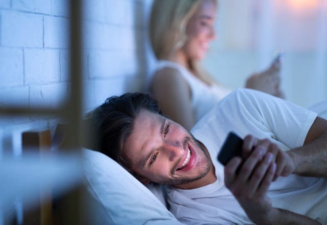 意外と見落としアリです。男性が無自覚に見せる「浮気の証拠」