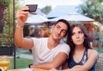 一緒にいると恥ずかしいかも。ナルシストな男性の「激ヤバ行動」