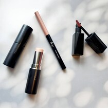 ギラつかずに印象アップ。大人の肌を自然に輝かせる【最新ツヤコスメ】３選