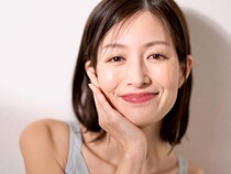 きっと若見えすぎて驚かれる!? 40代からの“ツヤ感メイク”が今、支持される理由