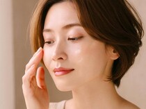 お疲れ顔が一瞬で“光をまとう肌”に！30代から差がつく【ツヤ肌ベースメイク】の極意