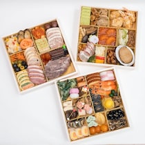 豪華食材を使った三段重のおせち【東武ホテルのおせち2026】令和8年を華やかに事始め