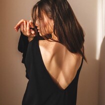 スッキリ若見えする後ろ姿へ。１日３セット【背中の贅肉がじわっと燃える】簡単ポーズ