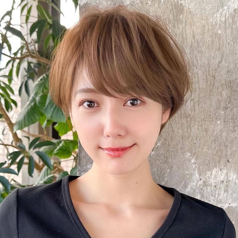 なめらかシルエットで抜け感UP。若返り効果＆今っぽ感抜群【最旬ニュアンスショートヘア】
