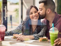 あざといところも可愛いな。男性の心を惹きつける「女性の仕草」