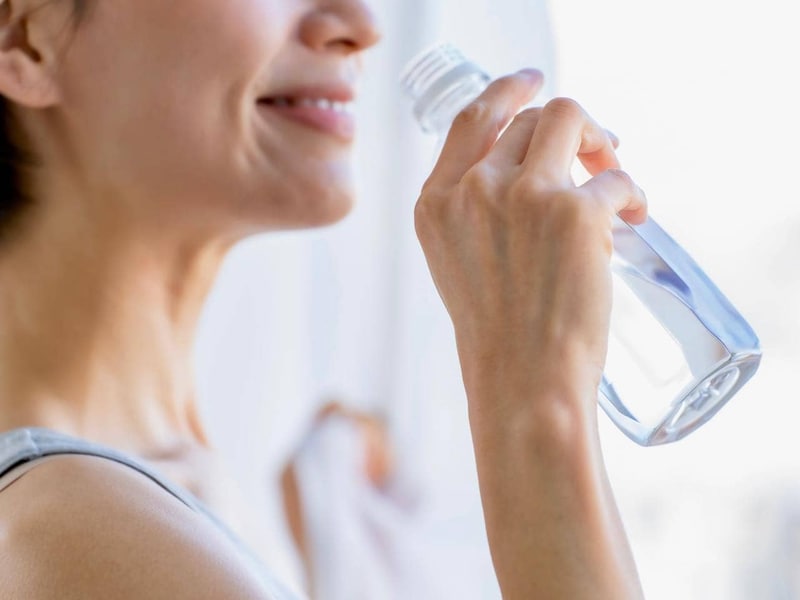 飲みすぎは逆効果に？むくみ・代謝低下を防ぐ【正しい“水ダイエット”のコツ】とは