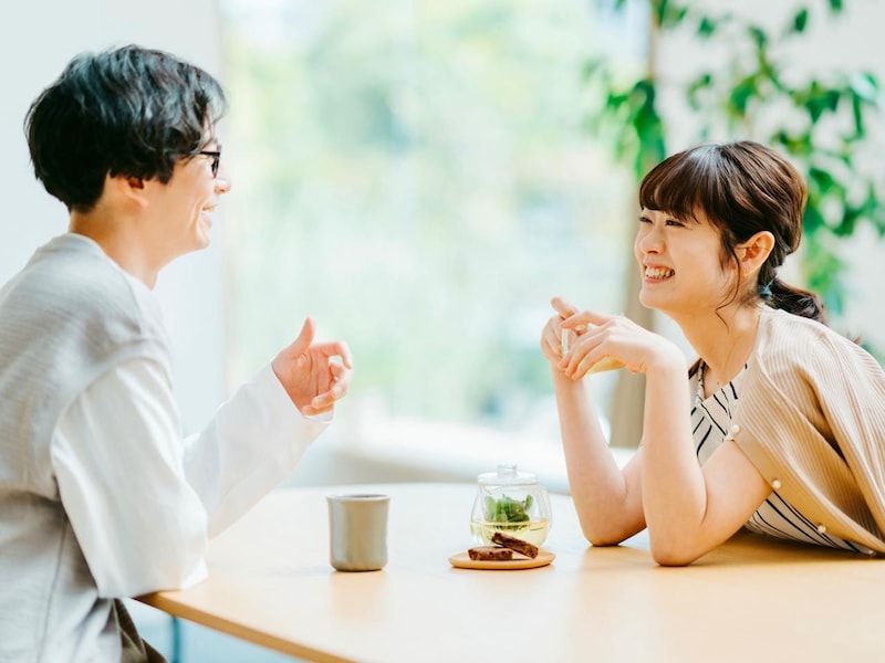 目線・距離・触れ方でわかる!男性が“本命女性”に見せる「無意識サイン」