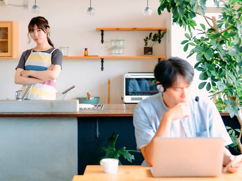 浮気より厄介かも。何も言わずに距離を取る男性の「本音」とは