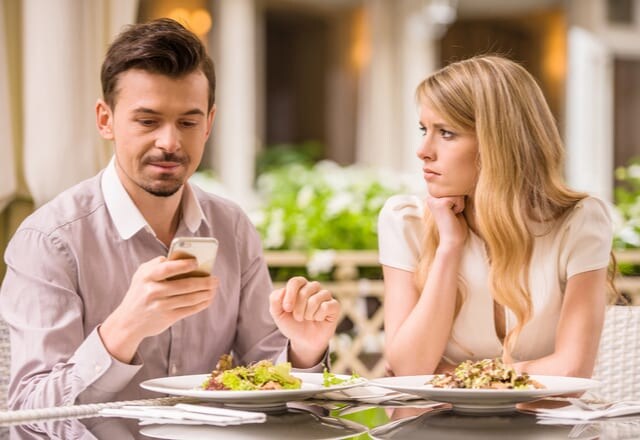 これを言われたら脈なしです。男性が好きな女性に「絶対言わないこと」