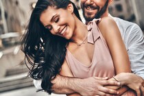 「アイシテル」のサインです。男性が愛する彼女だけにする「愛情表現」