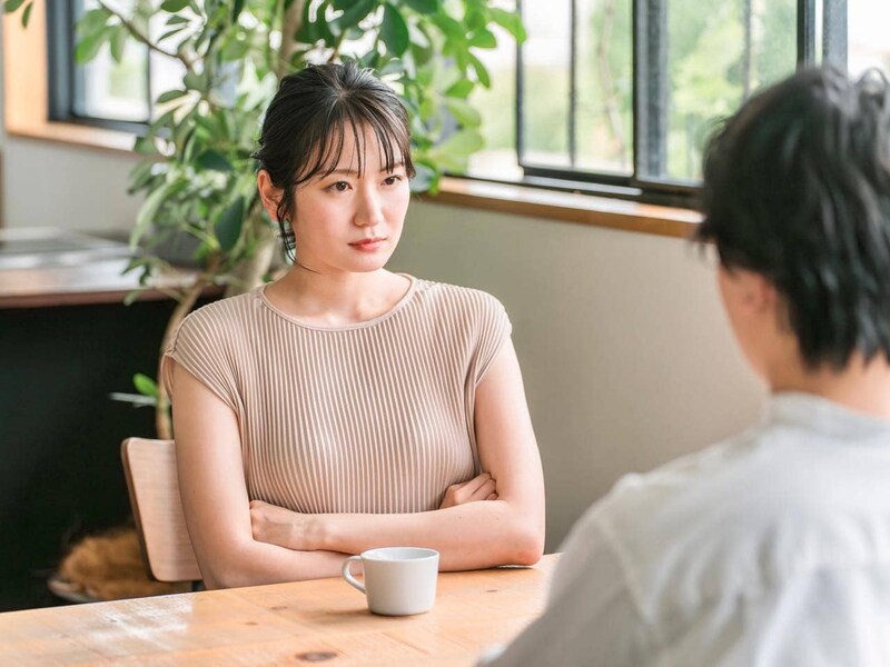 浮気のサインは態度に出る。心が揺れている男性が見せる“無意識の変化”