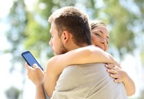 社交辞令だよっ♡男がどうでもいい女にするハグ