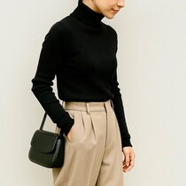 昔のままだと“おば見え”。定番「黒タートル」は【コンパクト×抜け感】が正解です