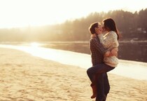 ぎゅってさせて？♡不意に「ハグしたくなる」男性心理って？