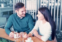 友達関係は卒業したい。意中の男性に「女性として意識してもらう」方法