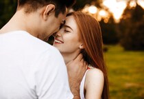 男性が手を置く場所でわかります。ハグで「男性の本気度」を確かめる方法