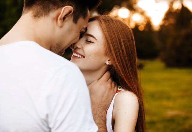 男性が手を置く場所でわかります。ハグで「男性の本気度」を確かめる方法